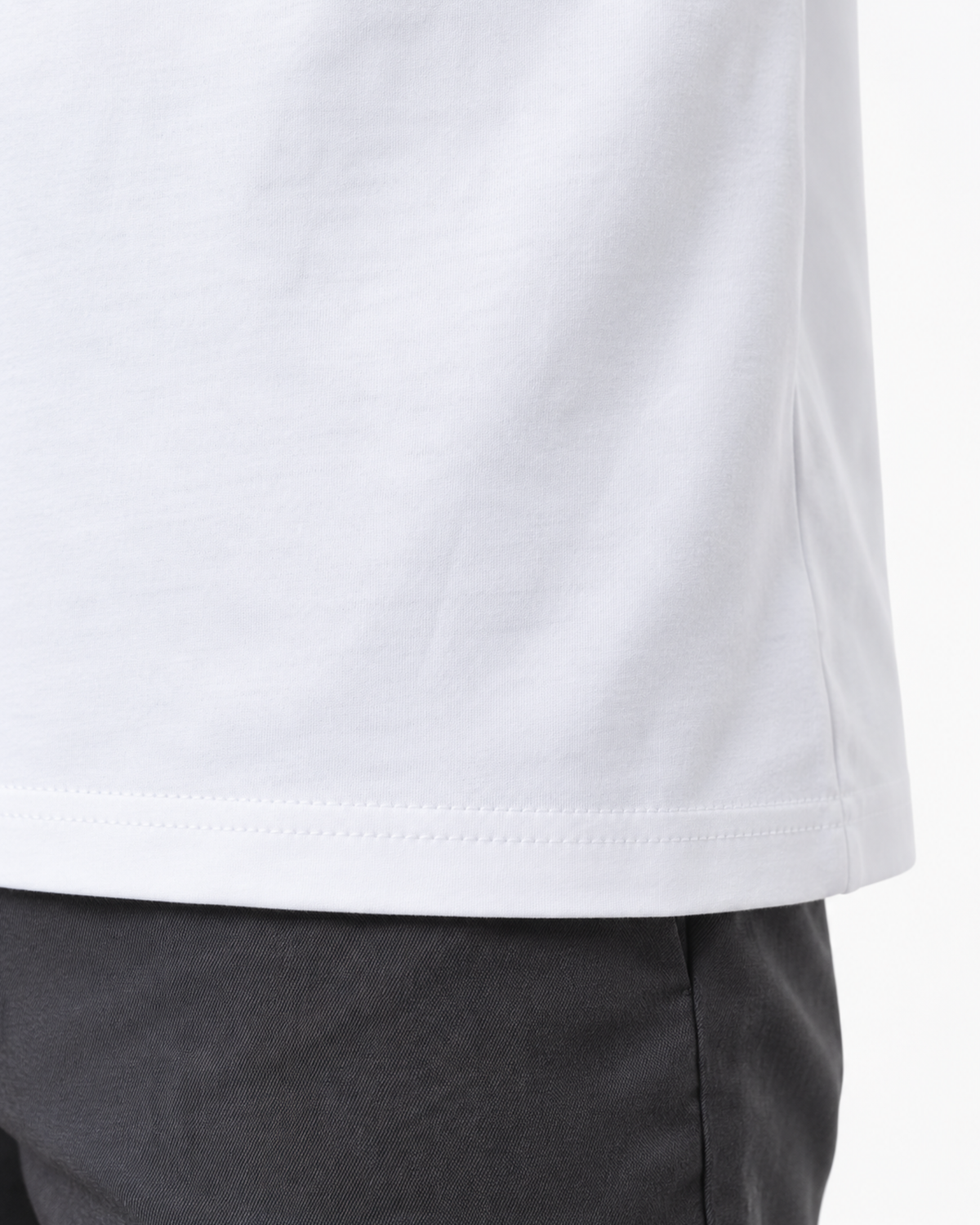 Detalhe da barra da camiseta branca.