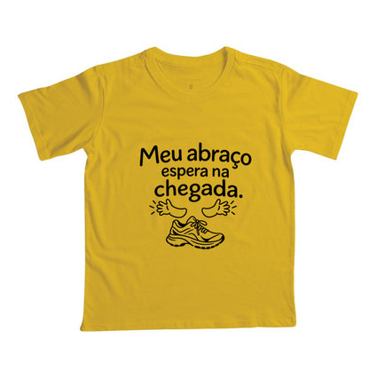 Camiseta Infantil - Abraço na Chegada — Amarelo