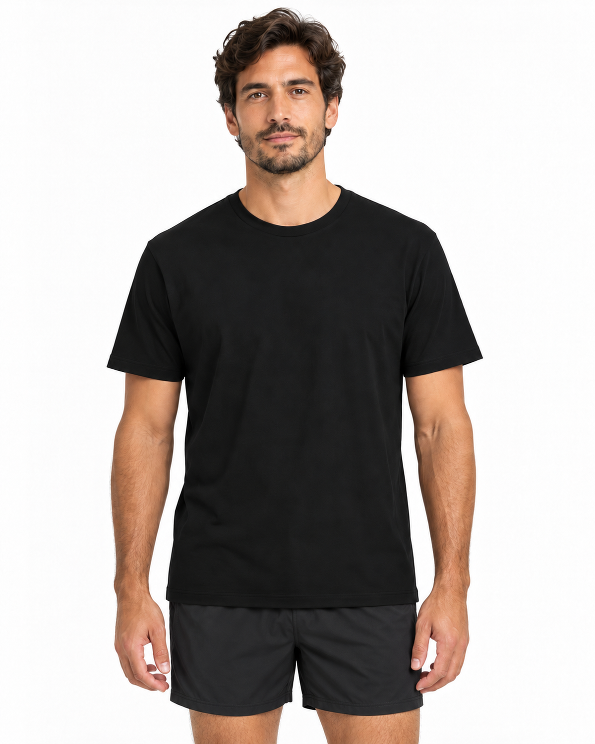 Camiseta Essencial preta – modelo masculino em estúdio branco com shorts esportivo
