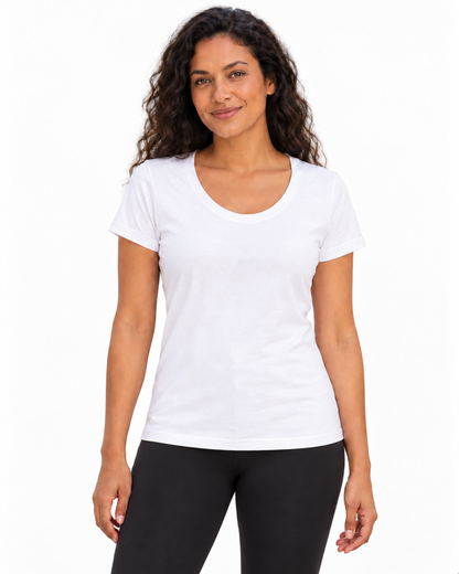 Camiseta Essencial branca – modelo feminino em estúdio branco com legging