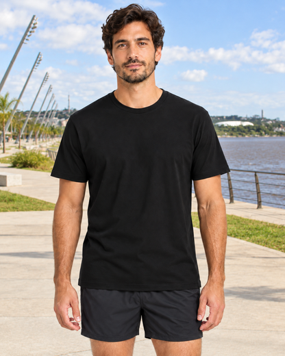 Camiseta Essencial preta – modelo masculino em cenário ilustrativo da orla do Guaíba