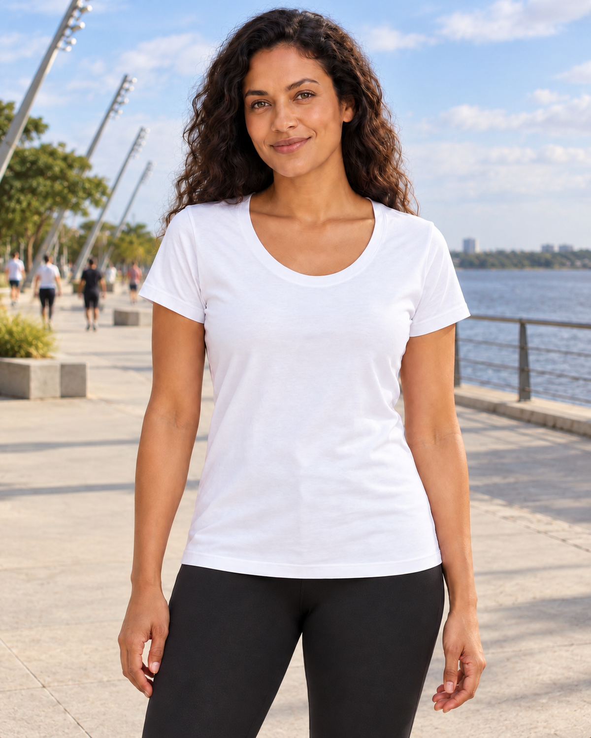 Camiseta Essencial branca – modelo feminino em cenário ilustrativo da orla do Guaíba