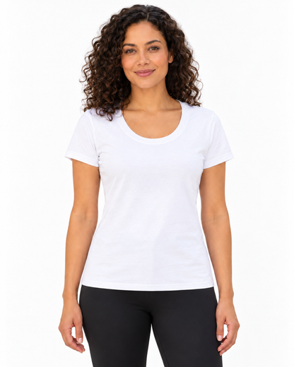 Modelo feminina com Camiseta Algodão Peruano Essencial branca e legging em estúdio