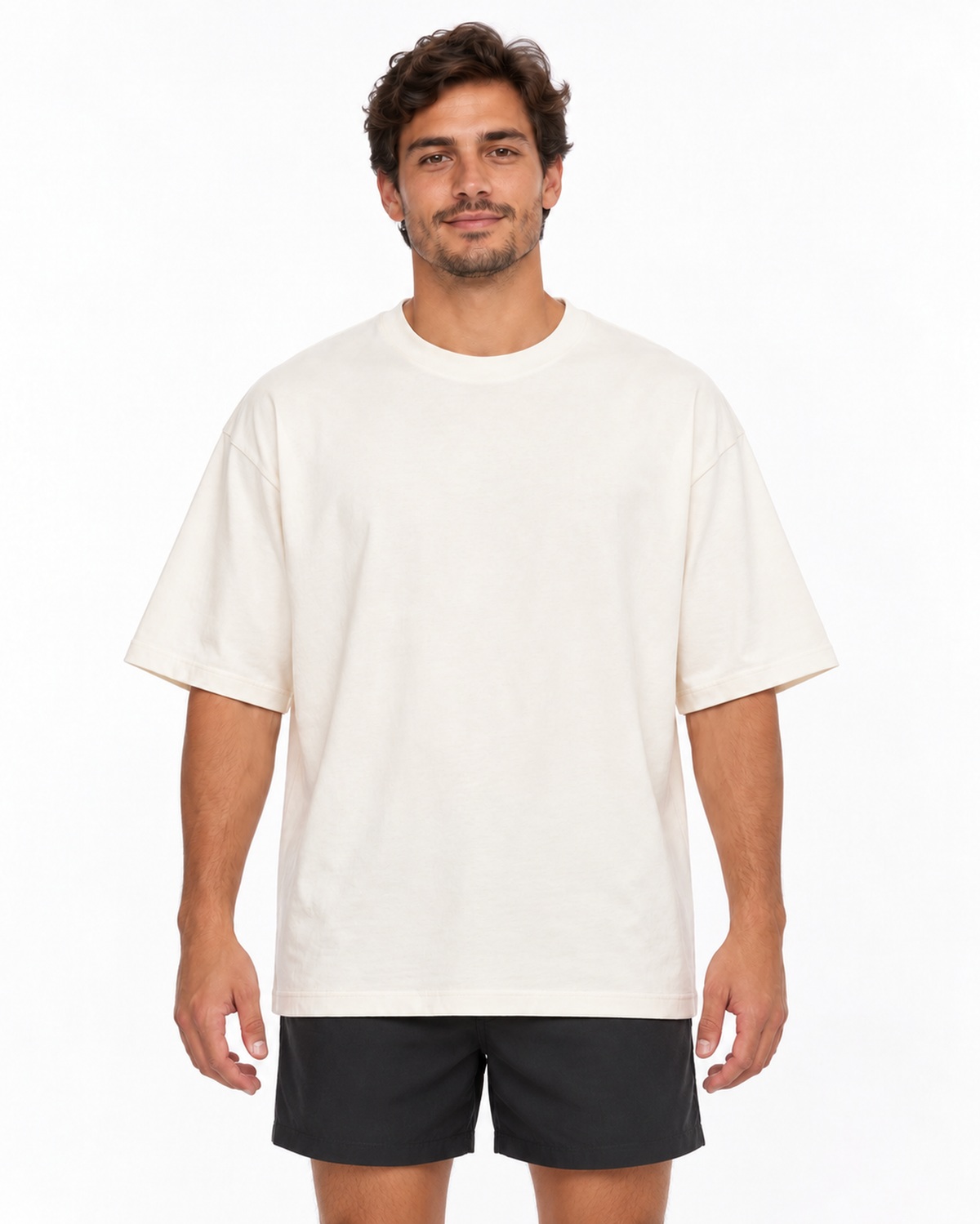 Modelo masculino com Camiseta Oversized Essencial Off White e shorts esportivos em estúdio