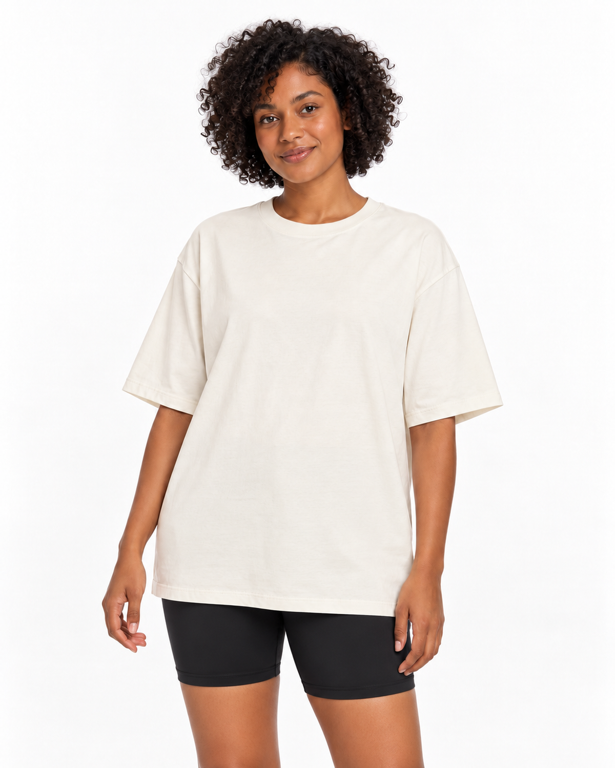 Modelo feminina com Camiseta Oversized Essencial Off White e biker em estúdio