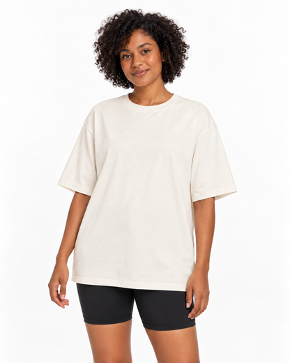 Modelo feminina com Camiseta Oversized Essencial Off White e biker em estúdio