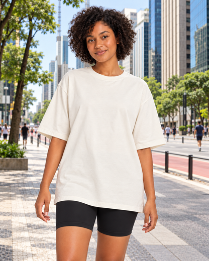 Mesma modelo feminina com Camiseta Oversized Essencial Off White em cenário ilustrativo inspirado na Avenida Paulista