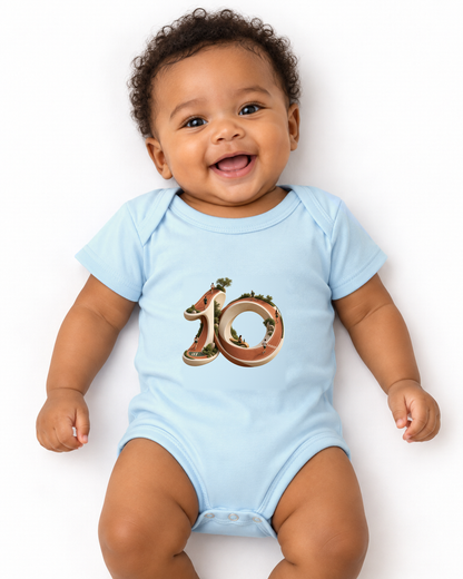 Body Infantil - Dez Redondo, cor Azul Bebê, modelo masculino, estúdio