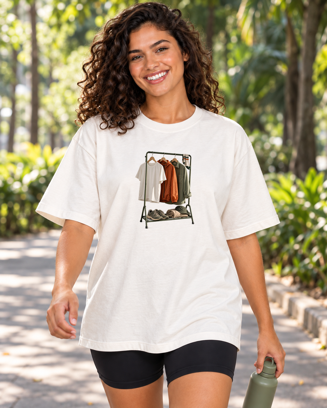 Camiseta Oversized Guarda-Roupa Runner — mulher em ambiente