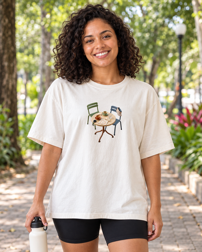 Camiseta Oversized Mesa de Encontro — mulher em ambiente