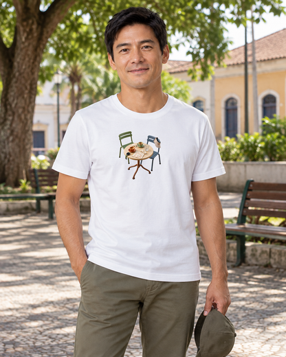 Camiseta Algodão Peruano Mesa de Encontro — homem em ambiente