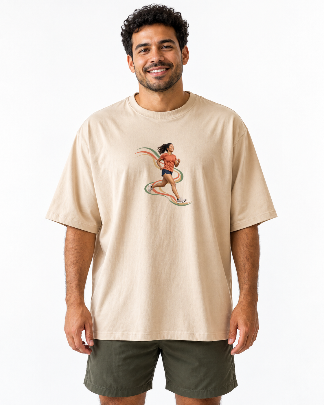 Camiseta Oversized Clube Invisível — homem em fundo branco