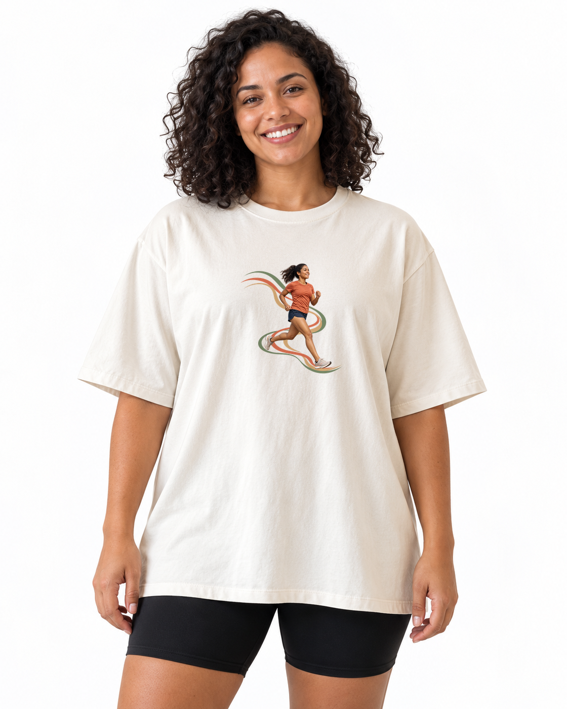Camiseta Oversized Clube Invisível — mulher em fundo branco