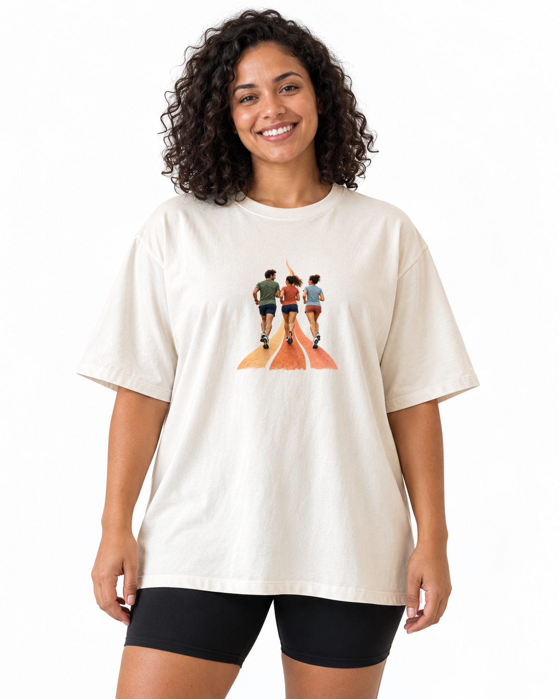 Camiseta Oversized Último Quilômetro Juntos — mulher em fundo branco