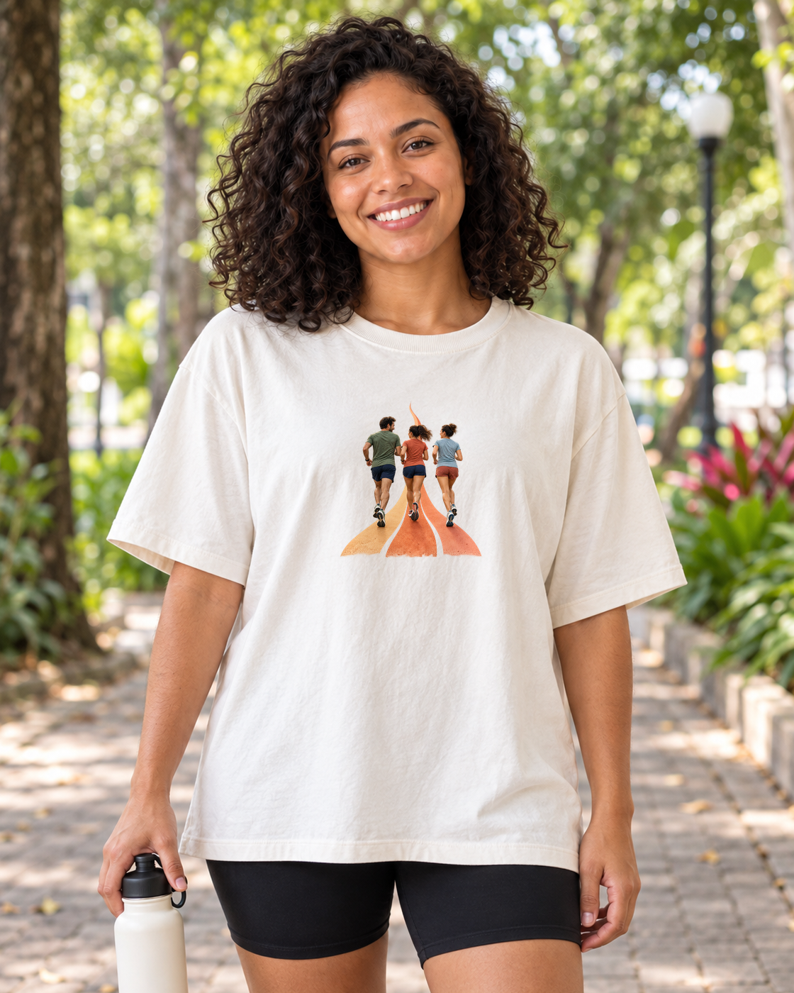 Camiseta Oversized Último Quilômetro Juntos — mulher em ambiente