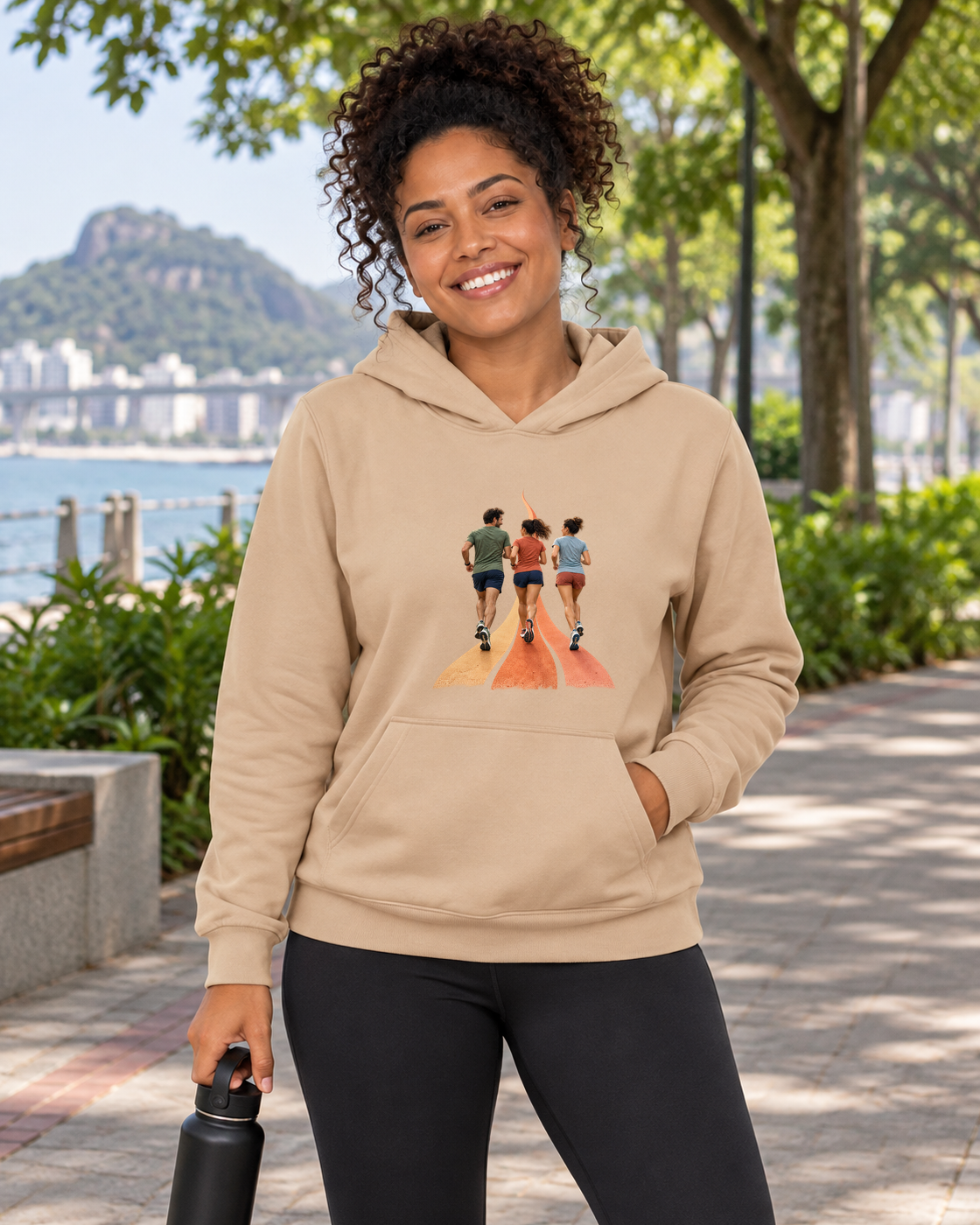 Hoodie Moletom Último Quilômetro Juntos — mulher em ambiente