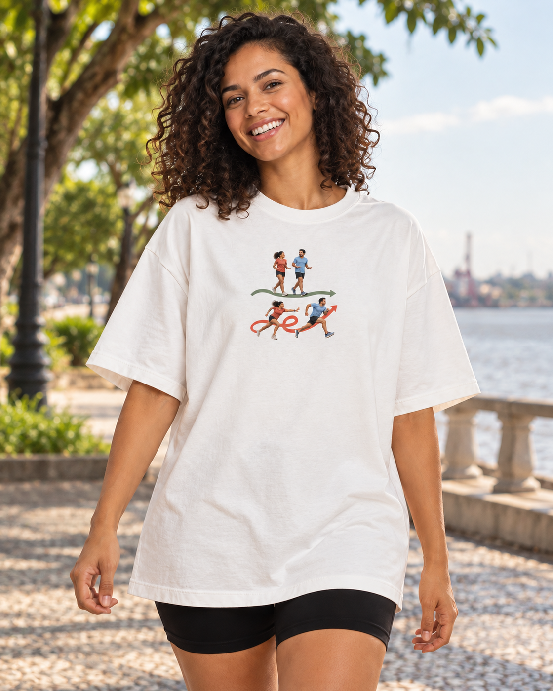 Camiseta Oversized Pace Combinado — mulher em ambiente