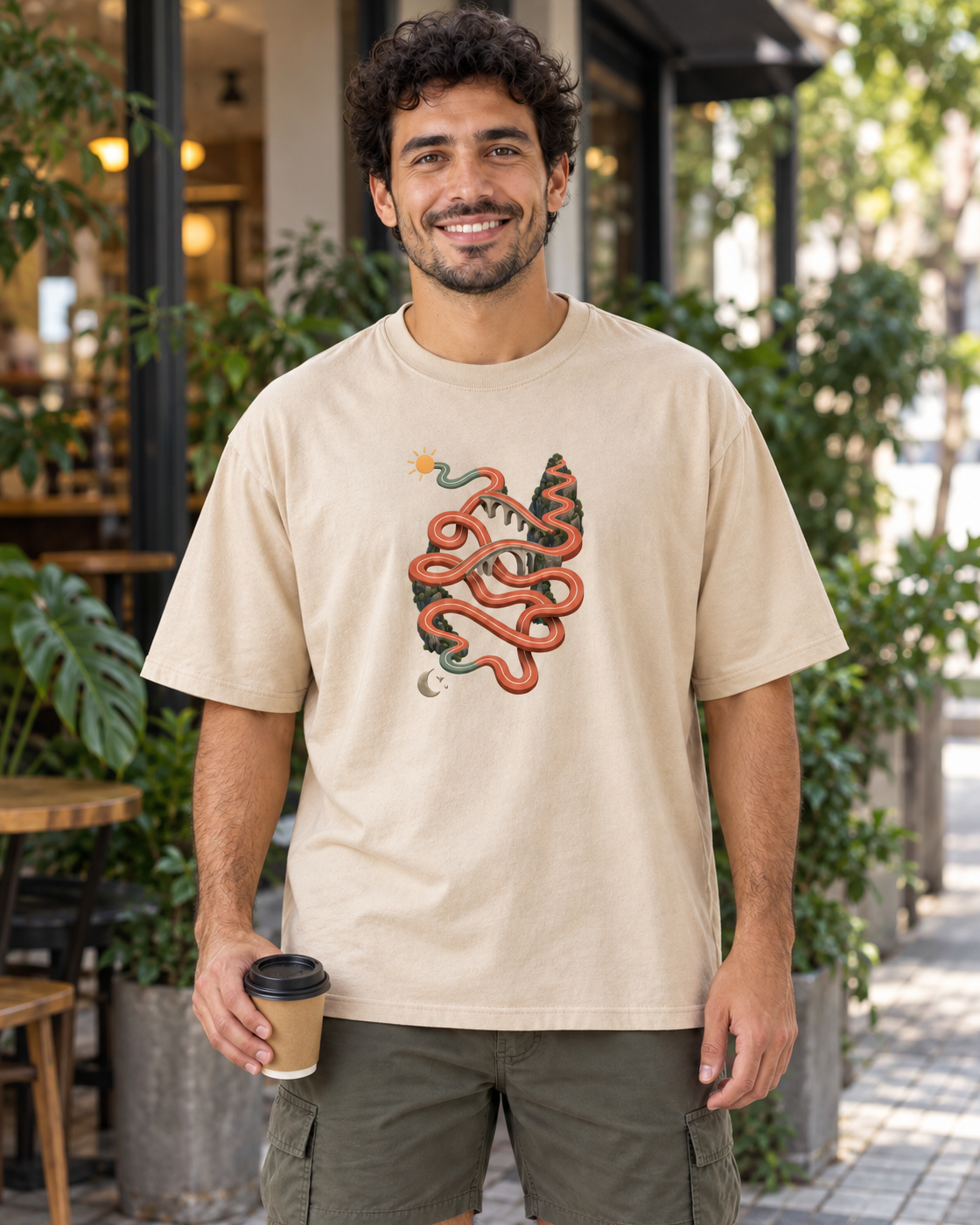 Camiseta Oversized Só um Trote — homem em ambiente