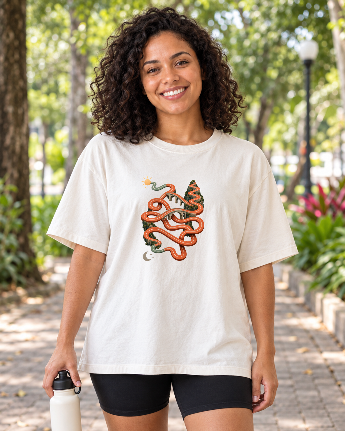 Camiseta Oversized Só um Trote — mulher em ambiente