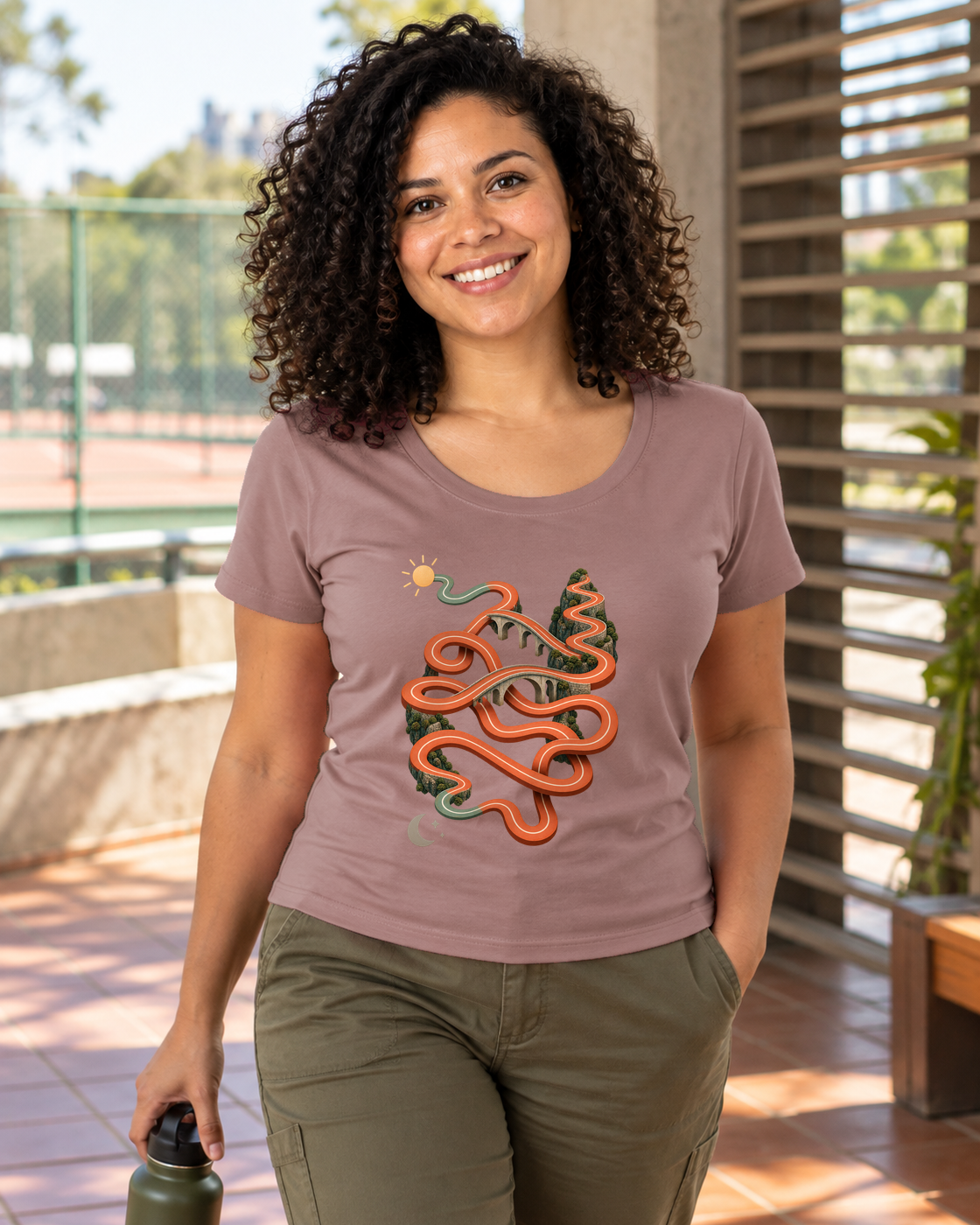 Camiseta Unissex Só um Trote — mulher em ambiente