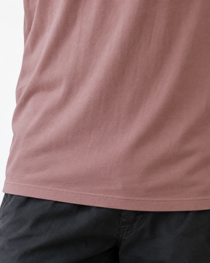Camiseta Unissex Só um Trote — detalhe da barra