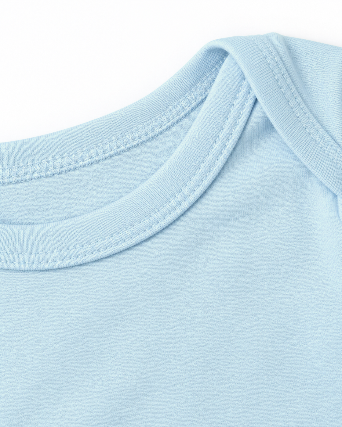 Detalhe da gola envelope do Body Infantil Azul Bebê