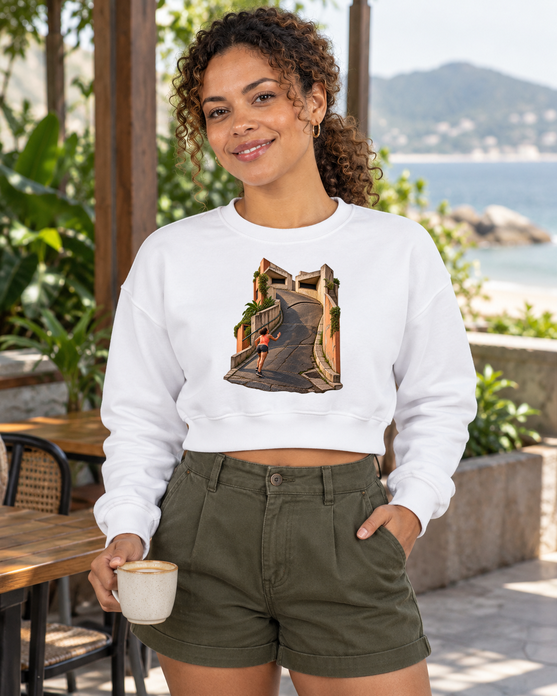 Cropped Moletom A Ladeira Opina — mulher em ambiente