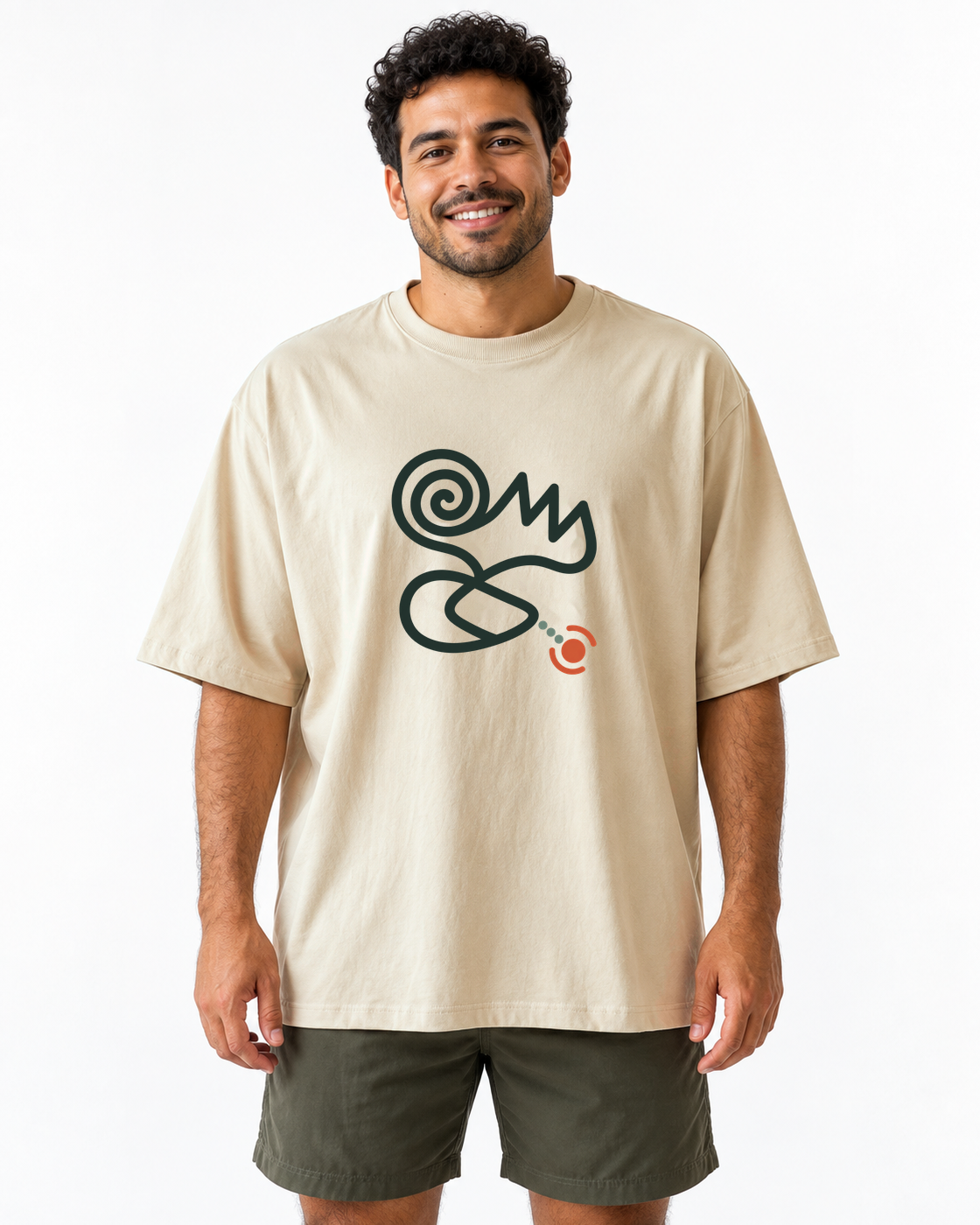 GPS em Crise — camiseta oversized Entrevoltas — modelo masculino — areia — estúdio