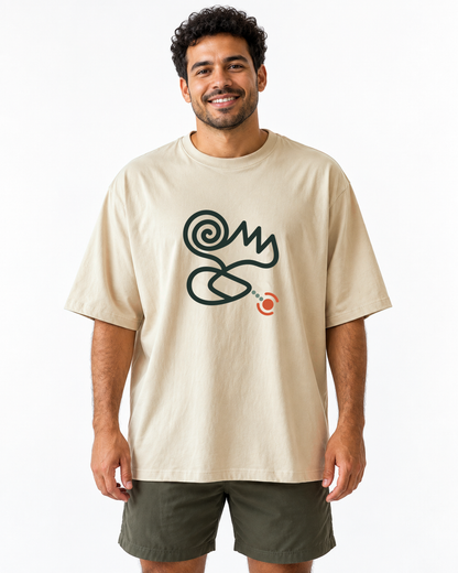 GPS em Crise — camiseta oversized Entrevoltas — modelo masculino — areia — estúdio