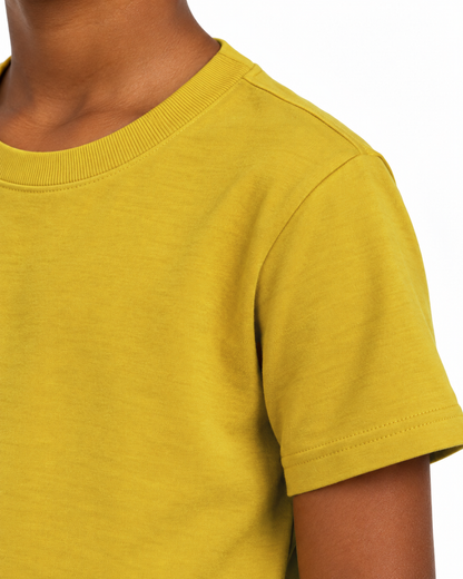 Detalhe da gola da Camiseta Infantil Amarela Entrevoltas
