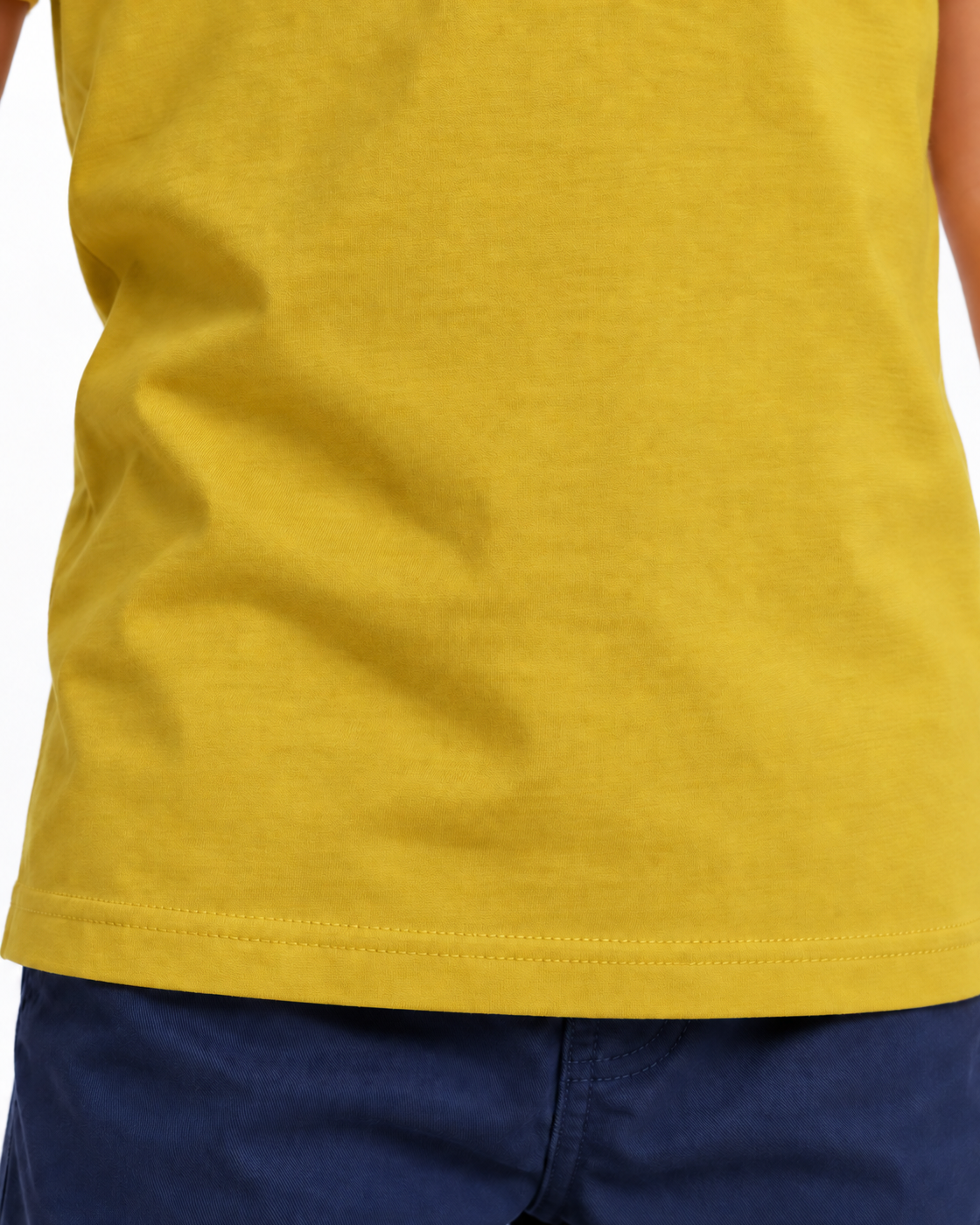 Detalhe da barra e tecido da Camiseta Infantil Amarela Entrevoltas