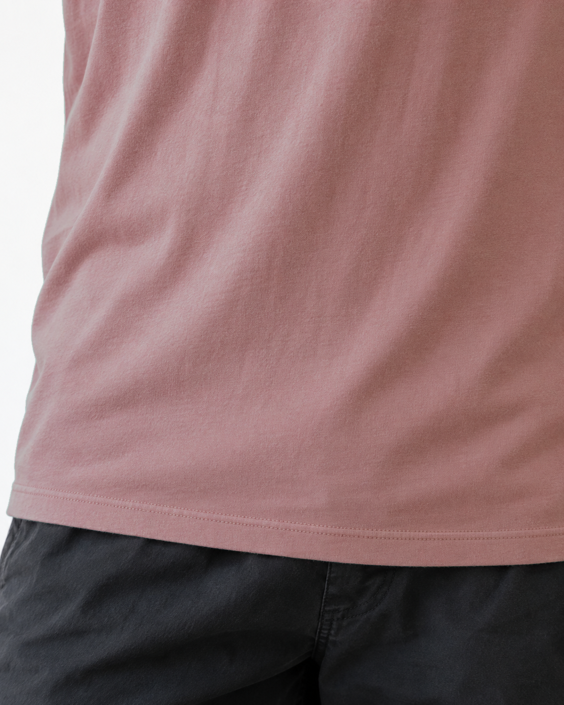 Detalhe da barra e tecido da Camiseta Regular Masculina Rosa Entrevoltas