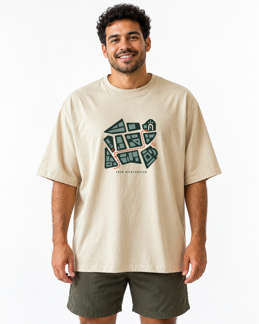 Plano de Emergência — camiseta oversized Entrevoltas — modelo masculino — areia — estúdio