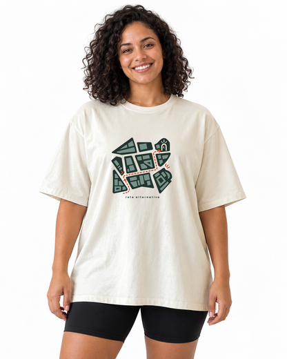 Plano de Emergência — camiseta oversized Entrevoltas — modelo feminino — off-white — estúdio