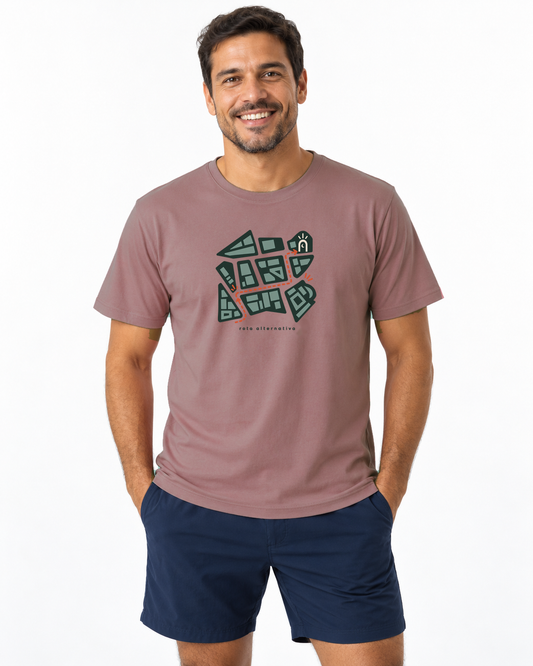 Plano de Emergência — camiseta unissex Entrevoltas — modelo masculino regular — rosa — estúdio