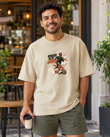 Inscrição Inevitável — camiseta oversized Entrevoltas — modelo masculino — areia — lifestyle
