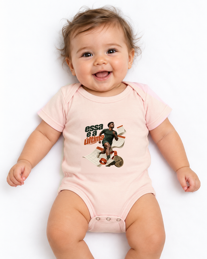 Inscrição Inevitável — body infantil Entrevoltas — bebê — rosa bebê — estúdio