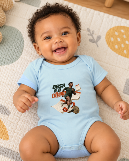 Inscrição Inevitável — body infantil Entrevoltas — bebê — azul bebê — lifestyle