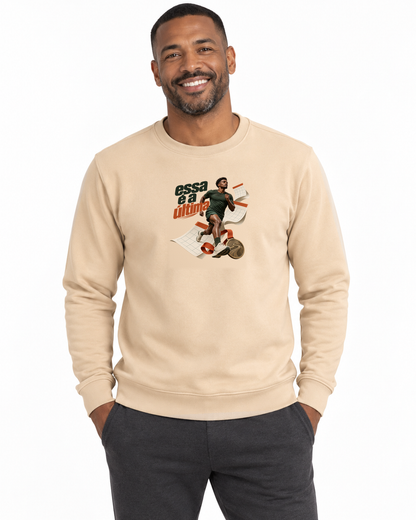 Inscrição Inevitável — suéter Entrevoltas — modelo masculino — bege — estúdio