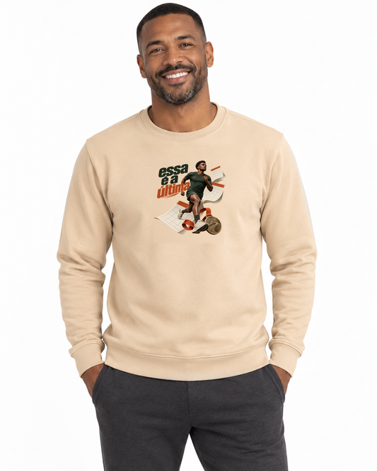 Inscrição Inevitável — suéter Entrevoltas — modelo masculino — bege — estúdio