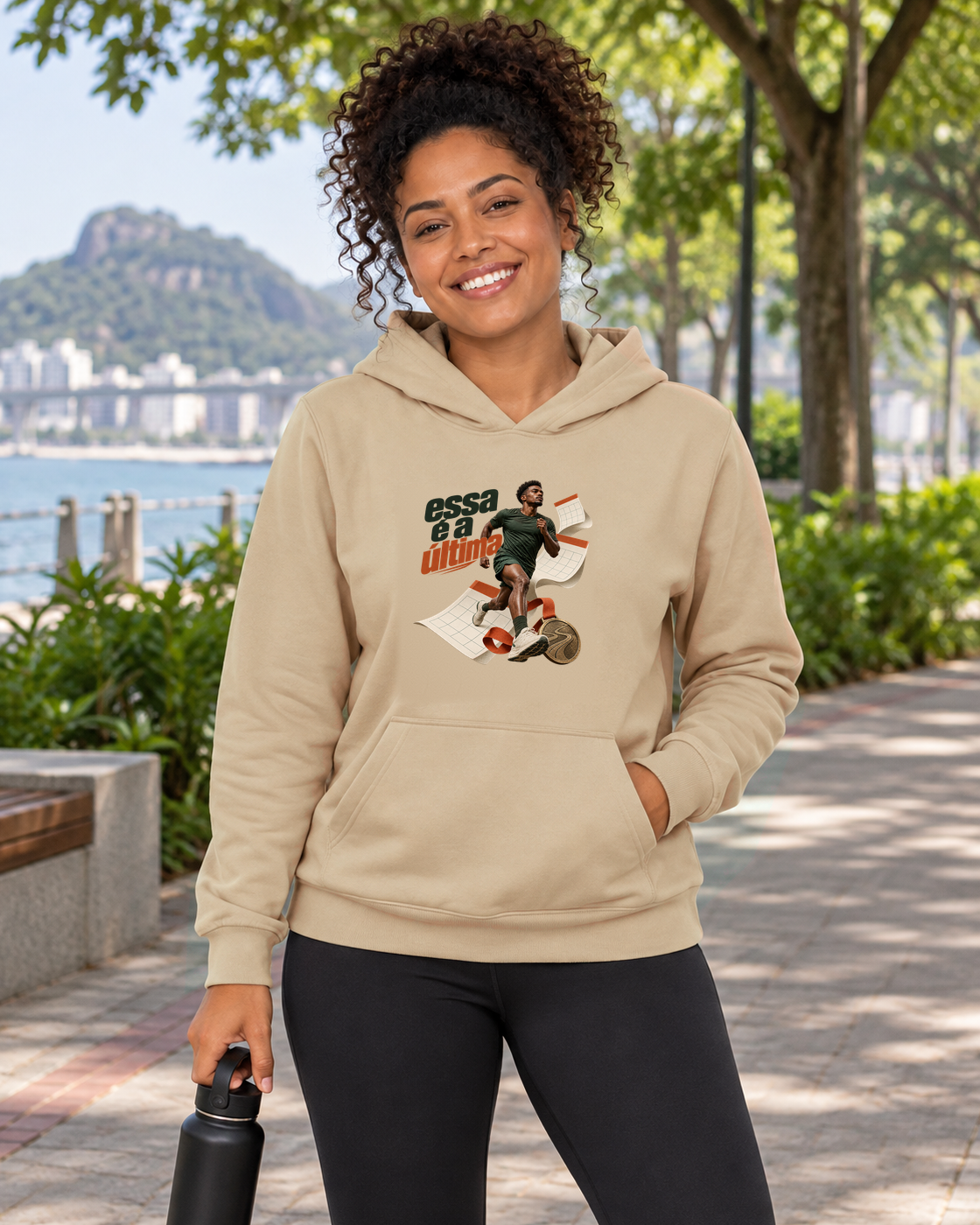 Inscrição Inevitável — hoodie moletom Entrevoltas — modelo feminino — bege — lifestyle