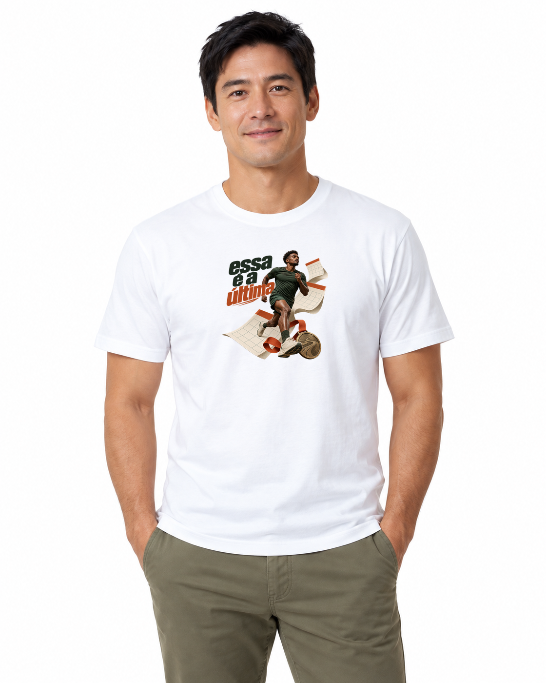 Inscrição Inevitável — camiseta algodão peruano Entrevoltas — modelo masculino — branca — estúdio