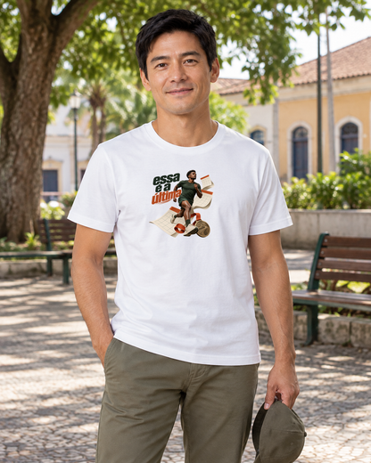 Inscrição Inevitável — camiseta algodão peruano Entrevoltas — modelo masculino — branca — lifestyle