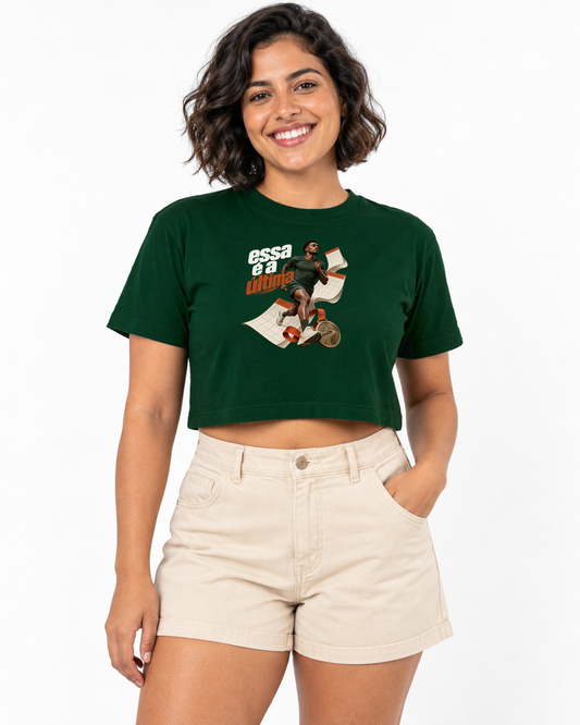 Inscrição Inevitável — cropped Entrevoltas — modelo feminino — verde — estúdio