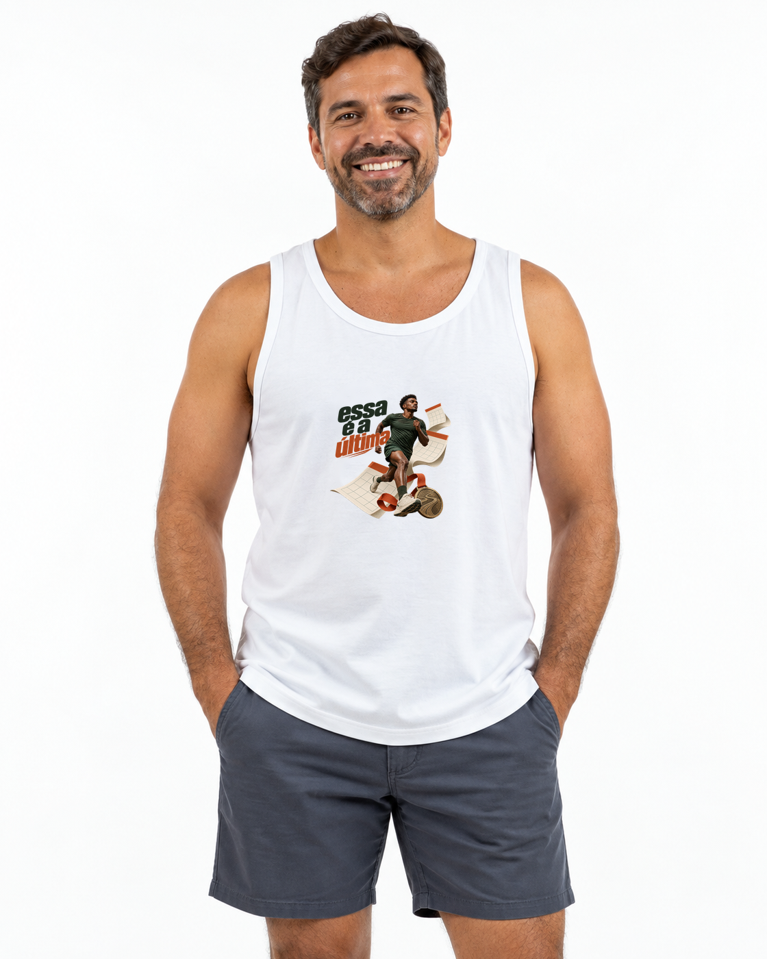 Inscrição Inevitável — regata unissex Entrevoltas — modelo masculino — branca — estúdio