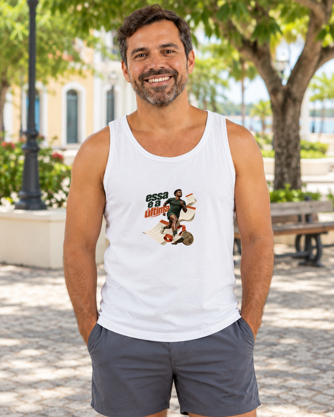 Inscrição Inevitável — regata unissex Entrevoltas — modelo masculino — branca — lifestyle