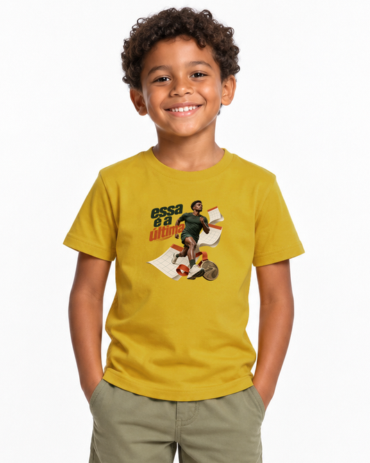 Inscrição Inevitável — camiseta infantil Entrevoltas — menino — amarela — estúdio