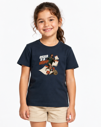 Inscrição Inevitável — camiseta infantil Entrevoltas — menina — azul-marinho — estúdio