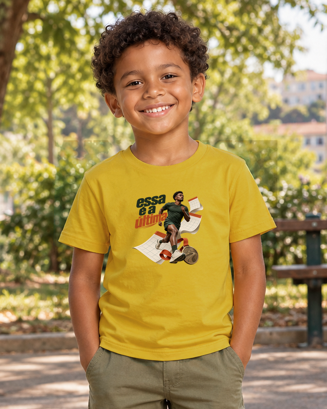 Inscrição Inevitável — camiseta infantil Entrevoltas — menino — amarela — lifestyle