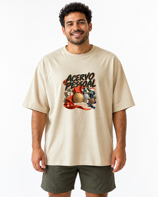 Museu de Medalhas — camiseta oversized Entrevoltas — modelo masculino — areia — estúdio